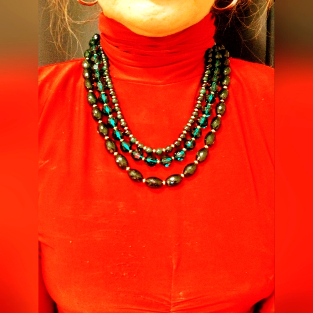 Stunning Brand New Green layer necklace set with matching earrings 😍🥳